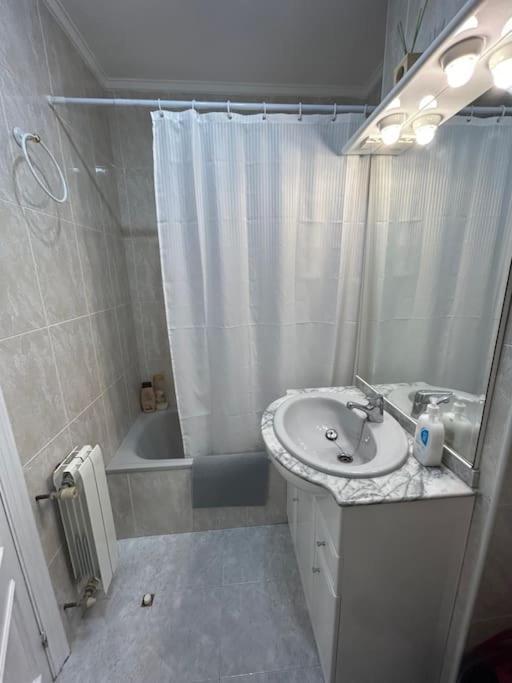 Playa De Berria -Apartamento Con Piscina Y Vistas Al Mar Santoña Kültér fotó