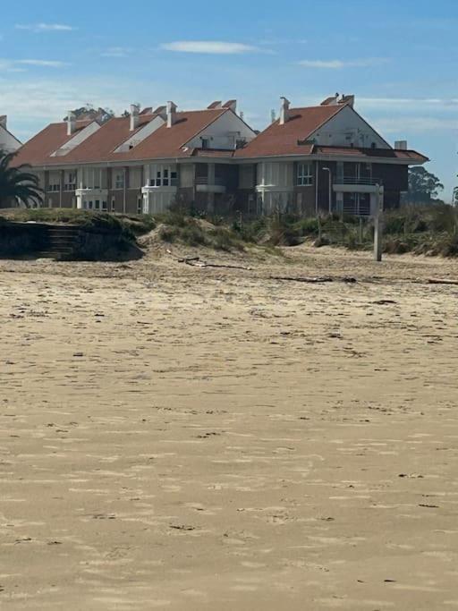Playa De Berria -Apartamento Con Piscina Y Vistas Al Mar Santoña Kültér fotó