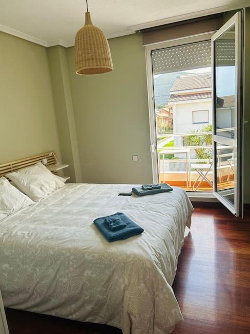 Playa De Berria -Apartamento Con Piscina Y Vistas Al Mar Santoña Kültér fotó