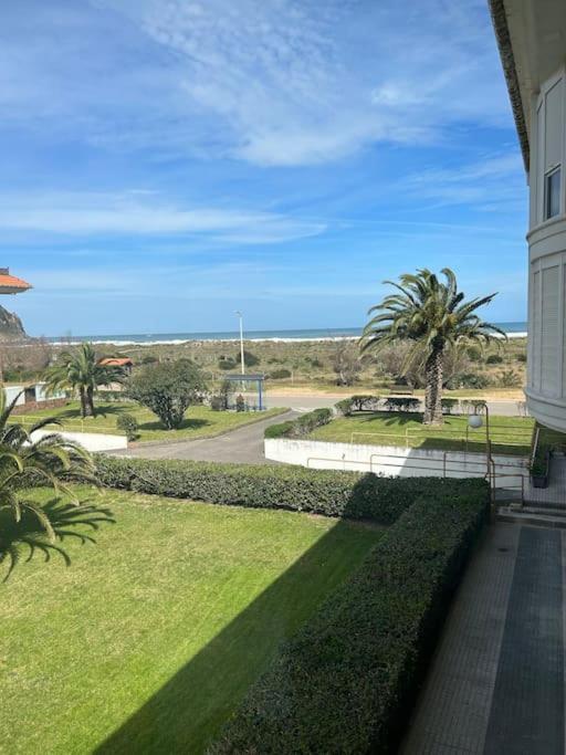 Playa De Berria -Apartamento Con Piscina Y Vistas Al Mar Santoña Kültér fotó
